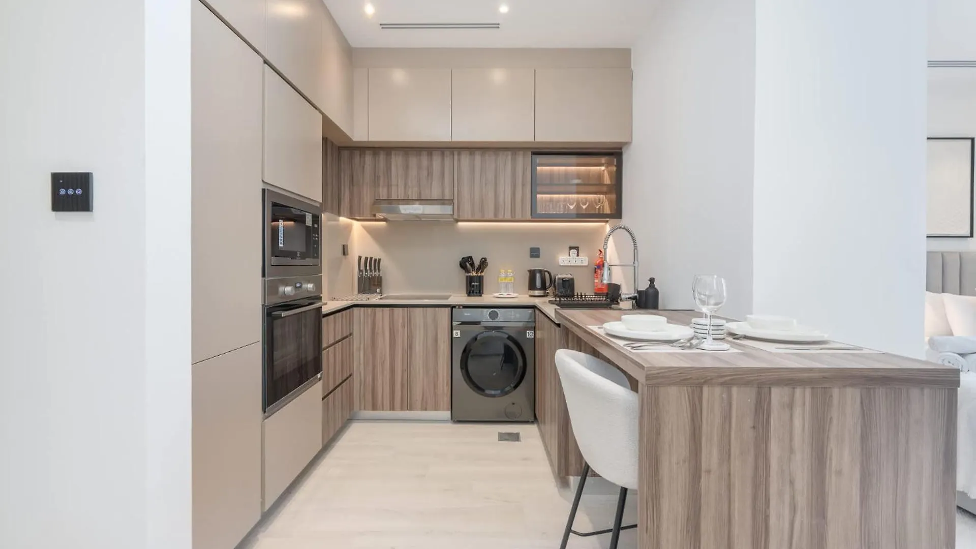 Sleek Studio In The Ivy Tower, Jvt Dubai Apartment